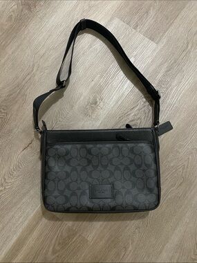 Coach Men's Signature Messenger Bag in Black/Charcoal